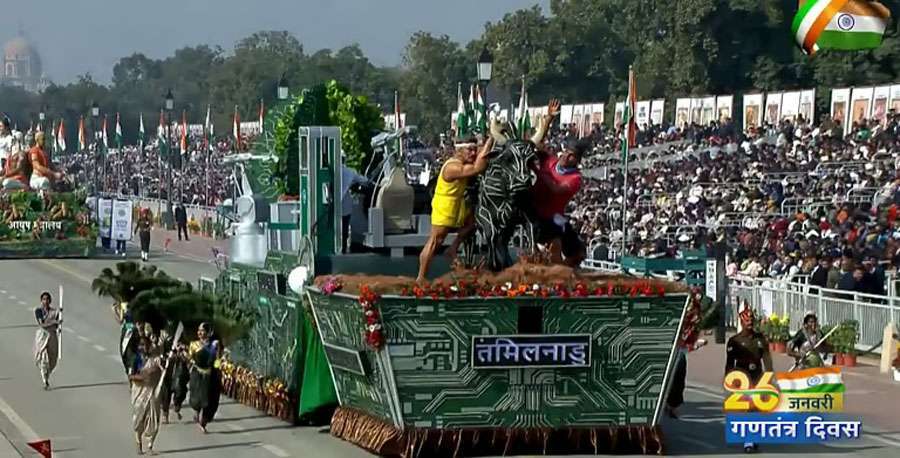 டெல்லியில் ஜல்லிக்கட்டு காளையுடன் அணிவகுத்த தமிழ்நாடு அரசின் வாகனம்..!