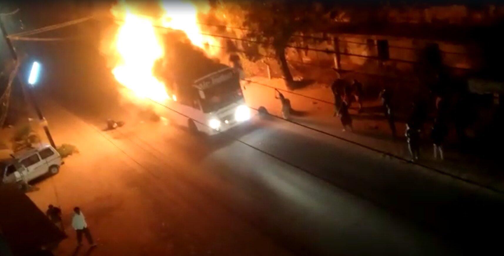 மேட்டூர் அருகே சாலையில் திடீரென தீப்பற்றி எரிந்த ஆம்னி பேருந்து: 8 பயணிகள் காயம்!