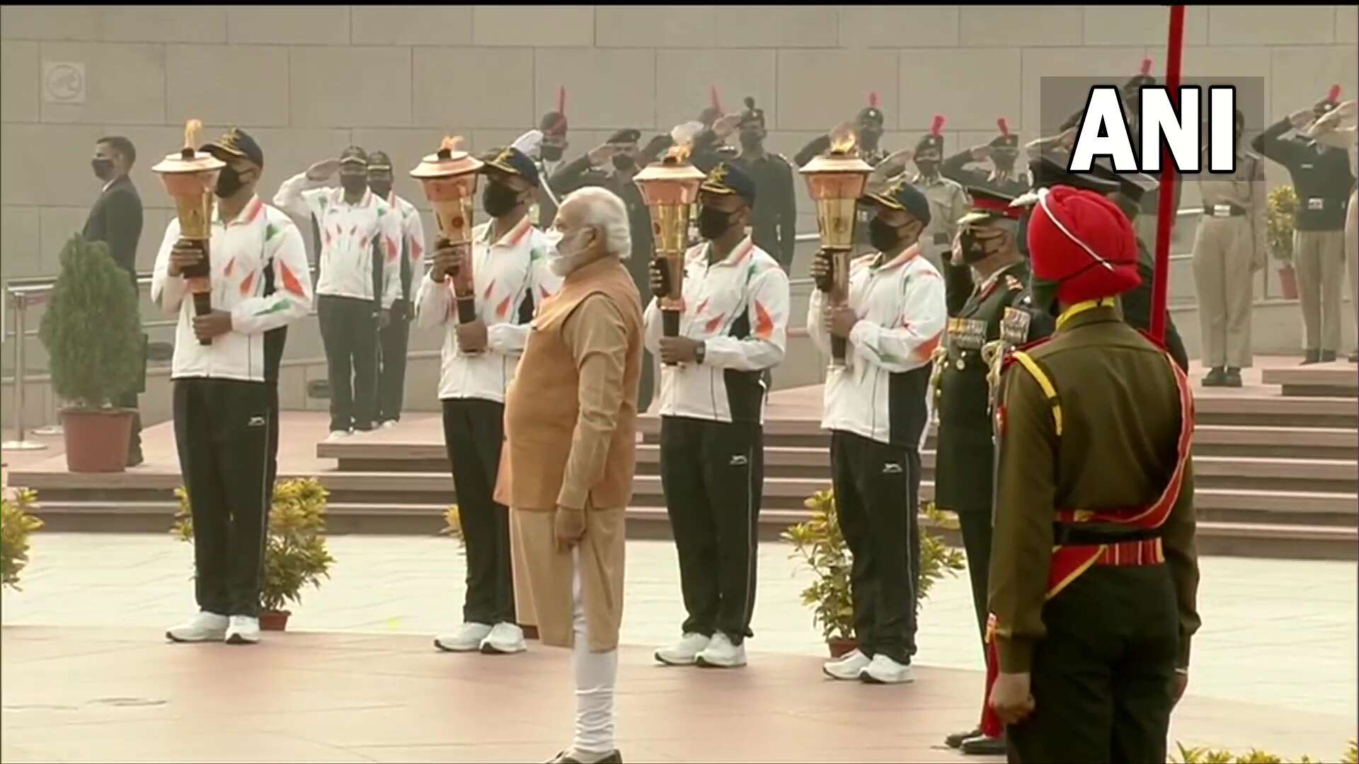 விஜய் திவாஸ் : போர் நினைவுச் சின்னத்தில் பிரதமர் மோடி மரியாதை...