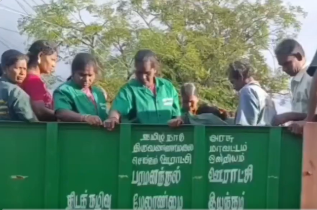 தீப திருவிழாவுக்கு குப்பை அள்ளும் வாகனத்தில் அழைத்து செல்லப்படும் தூய்மை பணியாளர்கள்