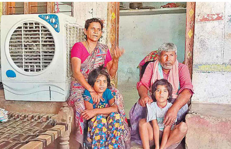 வீட்டு வரி செலுத்தாததால் கதவுகளை கழற்றி சென்ற நகராட்சி அதிகாரிகள்!