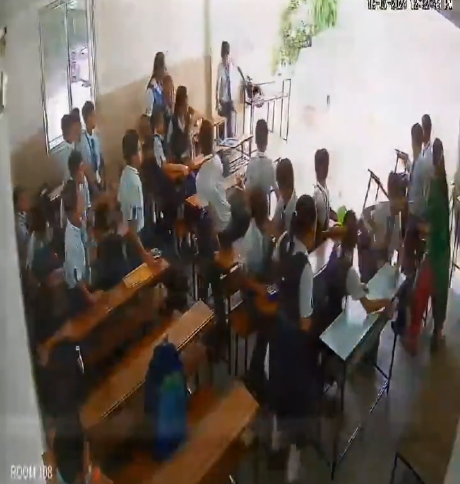 குஜராத்தில் இடிந்து விழுந்த பள்ளி வகுப்பறை.. அலறியடித்து ஓடிய மாணவர்கள்..