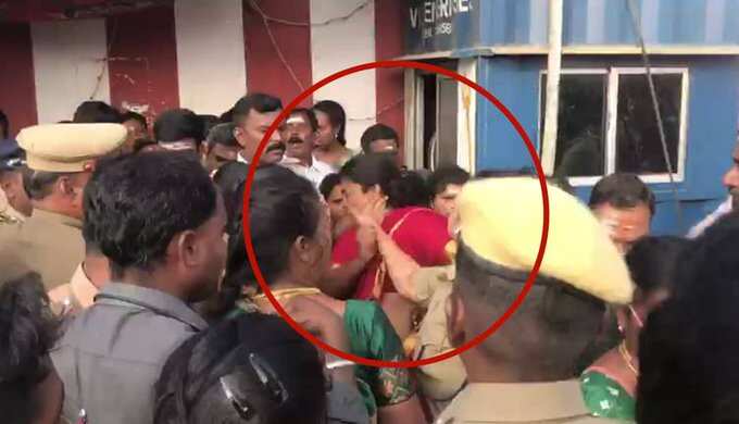 திருநங்கை கன்னத்தில் அறைந்த டிஎஸ்பி- சக திருநங்கைகள் அடிக்க பாய்ந்ததால் பரபரப்பு