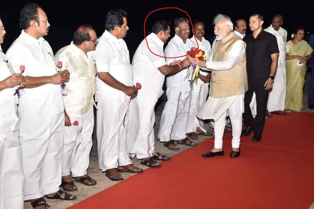 ஓபிஎஸ் - இபிஎஸ்சை அருகருகே நிற்க வைத்த மோடி