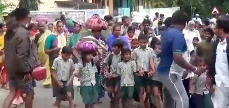 ஒசூர் சார் ஆட்சியர் அலுவலகத்தில் பாத்திரங்கள், கால்நடைகளுடன் குடியேற சென்ற பொதுமக்கள்!