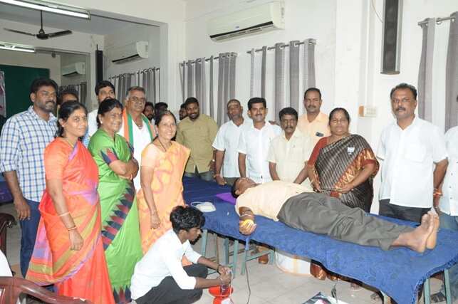 ஈரோட்டில் பிரதமர் மோடி பிறந்தநாளையொட்டி பாஜக-வினர் ரத்த தானம்!