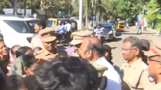 மேற்கூரை இடிந்து விழுந்து இளைஞர் உயிரிழந்த விவகாரம் - உறவினர்கள் சாலை மறியல்