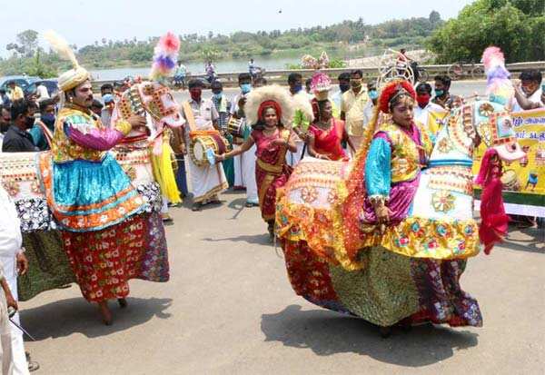 அரசு பேருந்தில் நாட்டுப்புற கலைஞர்கள் உபகரணங்களை இலவசமாக எடுத்து செல்லலாம்