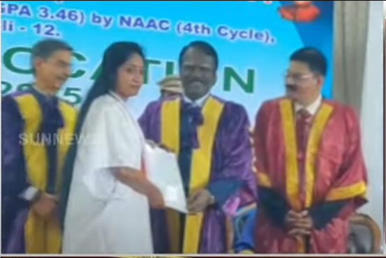 பட்டமளிப்பு விழாவில் ஆளுநர் ஆர்.என்.ரவியை புறக்கணித்த மாணவி..!!