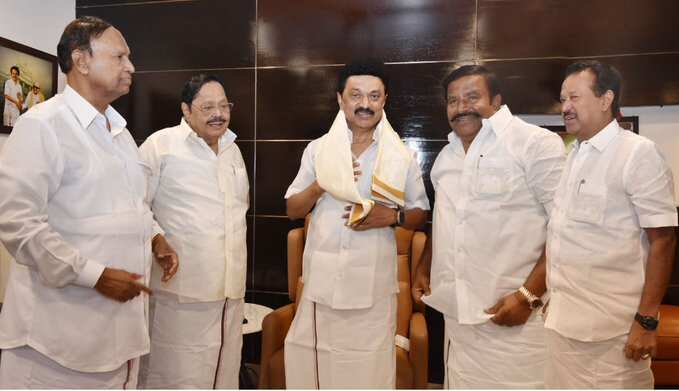 தொடர்ந்து முன்னிலை: முதல்வர் ஸ்டாலினை சந்தித்து வாழ்த்து தெரிவித்த அமைச்சர்கள்..