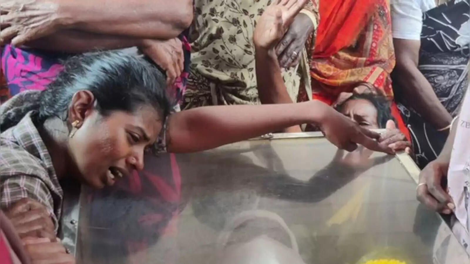 சாதி மறுப்பு திருமணம் செய்த இளைஞர் கொலை - மனைவி தற்கொலை!!