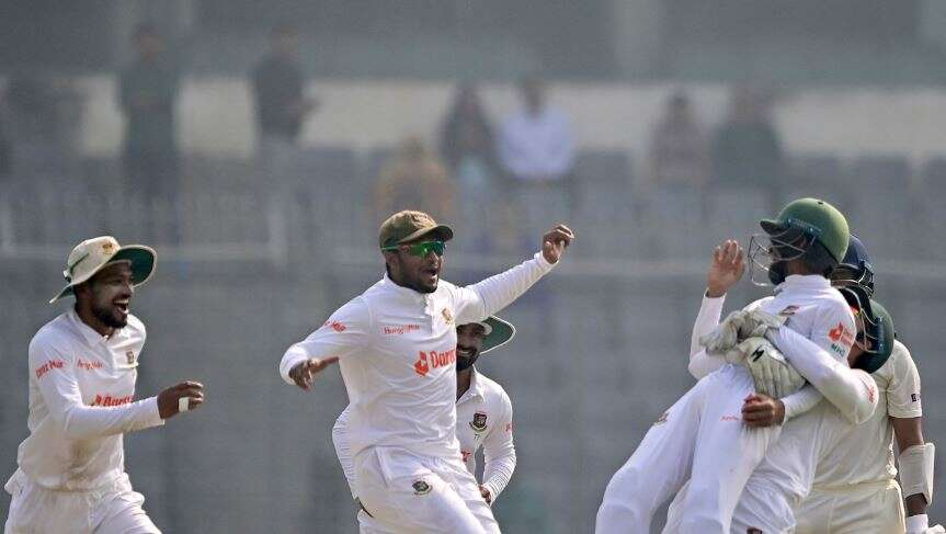 வங்கதேசத்திற்கு எதிரான 2வது டெஸ்ட் - இந்திய அணி பேட்டிங்கில் தடுமாற்றம்