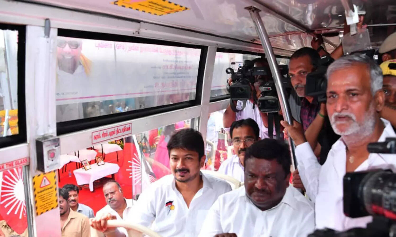 பள்ளி மாணவர்களுக்கு இலவச பஸ் பாஸ் - முதல்வர் ஸ்டாலின் பெருமிதம்..!