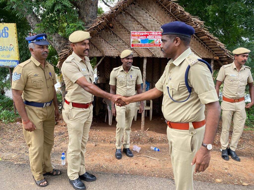 பாதுகாப்பு பணியில் இருந்த காவலர்களுக்கு நேரில் தீபாவளி வாழ்த்து கூறிய நெல்லை எஸ்.பி