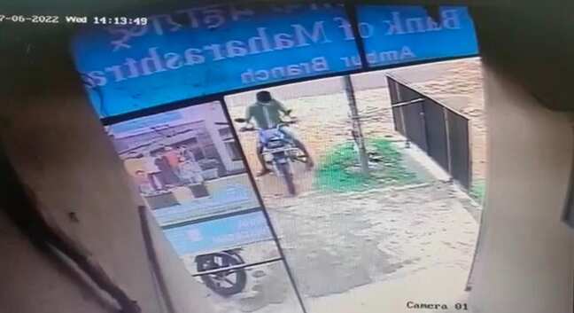 ஆம்பூரில் தனியார் வங்கி முன் நின்ற பைக் திருட்டு... சிசிடிவி காட்சி அடிப்படையில் கொள்ளையனுக்கு போலீஸ் வலை!