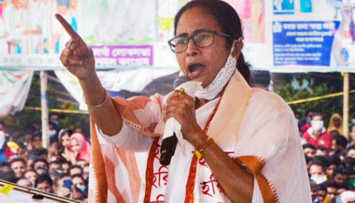 உங்க காலில் விழுந்து கெஞ்சணுமா? கொதித்தெழுந்த மம்தா