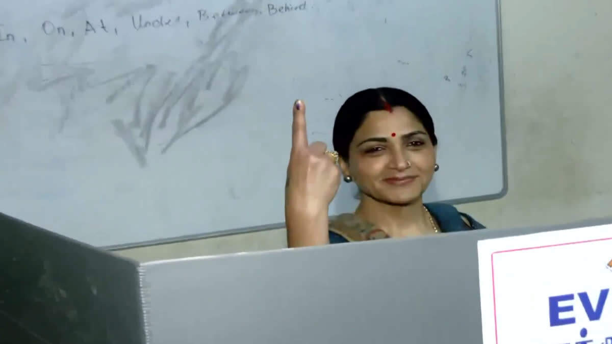 ஜனநாயகக் கடமையாற்றிய குஷ்பூ, சுந்தர்.சி..!