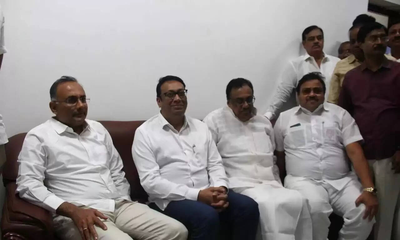 இடைத்தேர்தல் - ஈ.வி.கே.எஸ். இளங்கோவன் மகன் சஞ்சய் சம்பத் விருப்ப மனு