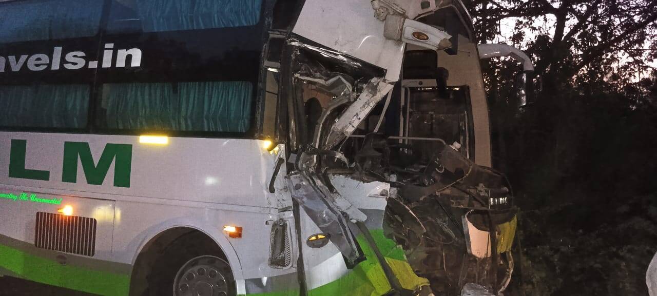 விபத்தில் சிக்கிய அரசுப் பேருந்து மீது மோதிய தனியார் பேருந்து