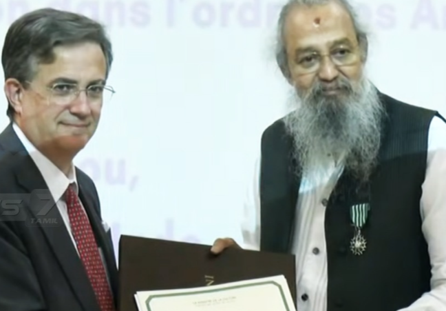 செவாலியே விருது பெற்றார் தோட்டா தரணி