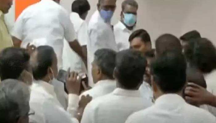 அழகிரி முன்னிலையில் அடித்துக்கொண்ட காங்கிரசார்