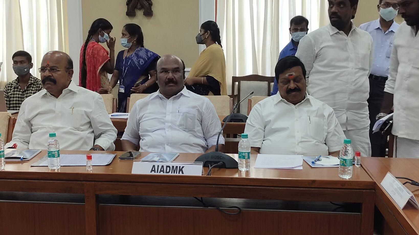 தேர்தல் ஆணைய அனைத்துக் கட்சி கூட்டத்தில் அதிமுக பெயர்பலகை - ஜெயக்குமார் செய்த செயல்!!