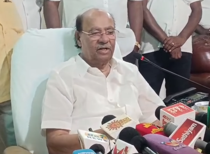 #Breaking என் மூச்சுக்காற்று அடங்கும் வரை தலைவர் பதவியை வழங்க மாட்டேன் - ராமதாஸ்..!