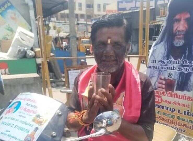 முகத்தில் கரியை பூசிக்கொண்டு வாக்கு சேகரிக்கும் வேட்பாளர்