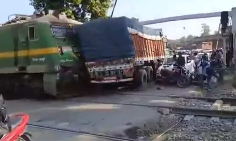 ஜார்க்கண்டில் மயிரிழையில் தப்பிய பெரும் விபத்து: மூடப்படாத ரயில்வே கேட்டில் லாரி மீது மோதிய எக்ஸ்பிரஸ் ரயில்!