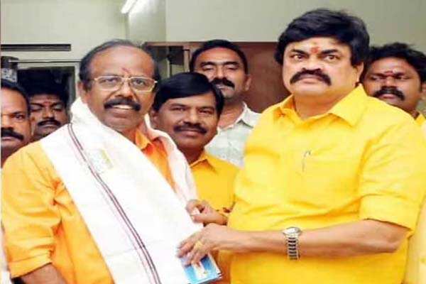 அரசு வேலை வாங்கித்தருவதாக பல லட்சம் மோசடி! அதிமுக மா.செ. மீது தம்பியே பரபரப்பு புகார்