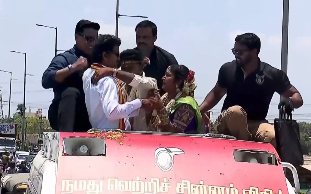 புதுமணத் தம்பதி திருமணமான கையோடு விஜய் பிரச்சாரத்தில் பங்கேற்பு..!