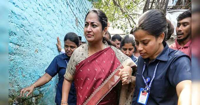 பொதுமக்கள் முன்னிலையில் டெல்லி முதலமைச்சர் மீது கொடூர தாக்குதல்