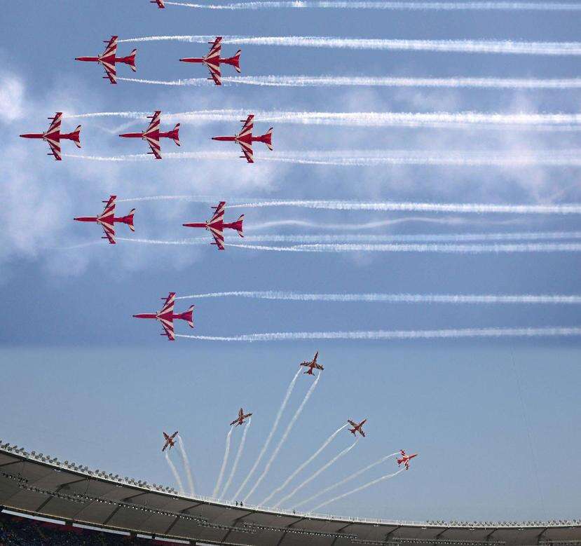 கிரிக்கெட் ரசிகர்களை கவர்ந்த இந்திய விமானப்படையின் சாகச நிகழ்ச்சி