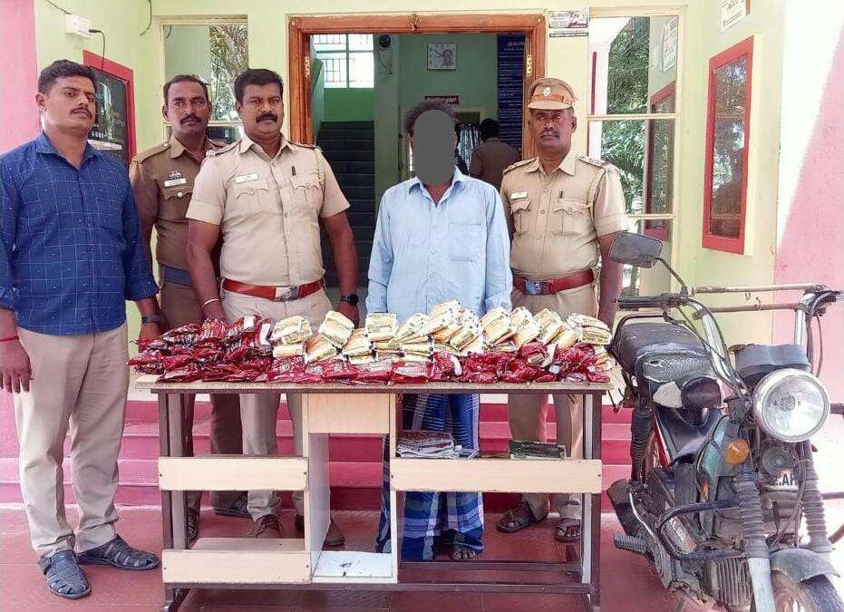 விழுப்புரம் ​​​​​​​அருகே இருசக்கர வாகனத்தில் கடத்திய ரூ.10 ஆயிரம் மதிப்பிலான குட்கா பறிமுதல் - ஓருவர் கைது