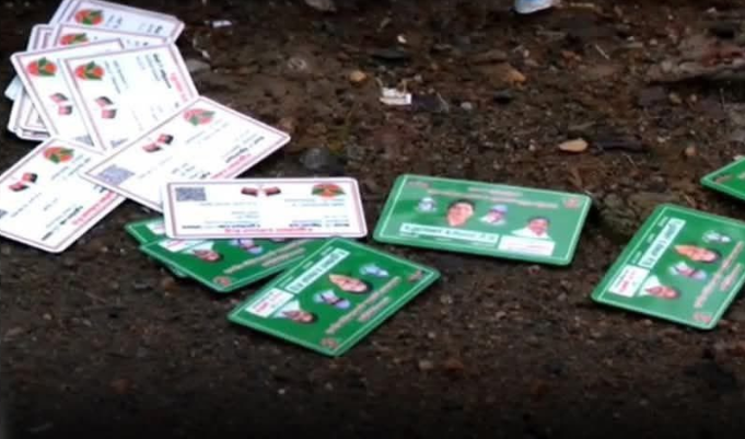 பழனிசாமியின் சொந்த மாவட்டத்திலேயே குப்பையில் வீசப்பட்ட அதிமுக உறுப்பினர் அட்டைகள்