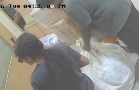 தந்தையை மூட்டையில் கட்டி கொரியர் அனுப்ப முயன்ற பெண்!