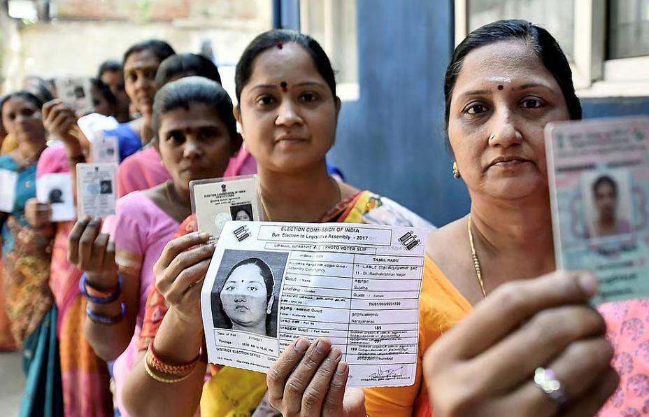 தமிழகத் தேர்தல் 2026: வெற்றியைத் தீர்மானிக்கும் 'பெண் சக்தி' - ஒரு விரிவான பார்வை!