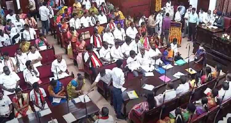 மாமனார் மீது ஆணை! இது கச்சேரியா? பதவியேற்பில் சுவாரஷ்யங்கள்