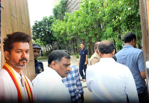 #BREAKING : தவெக தலைவர் விஜய் வீட்டில் வெடிகுண்டு நிபுணர்கள் சோதனை..!