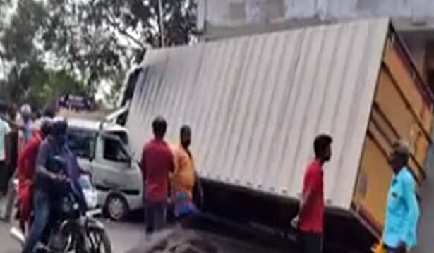 பல்லடத்தில் சாலையோரம் நின்ற ஆம்னிவேன் மீது லாரி மோதல்... 2 பெண்கள் பலி, 4 பேர் படுகாயம்!