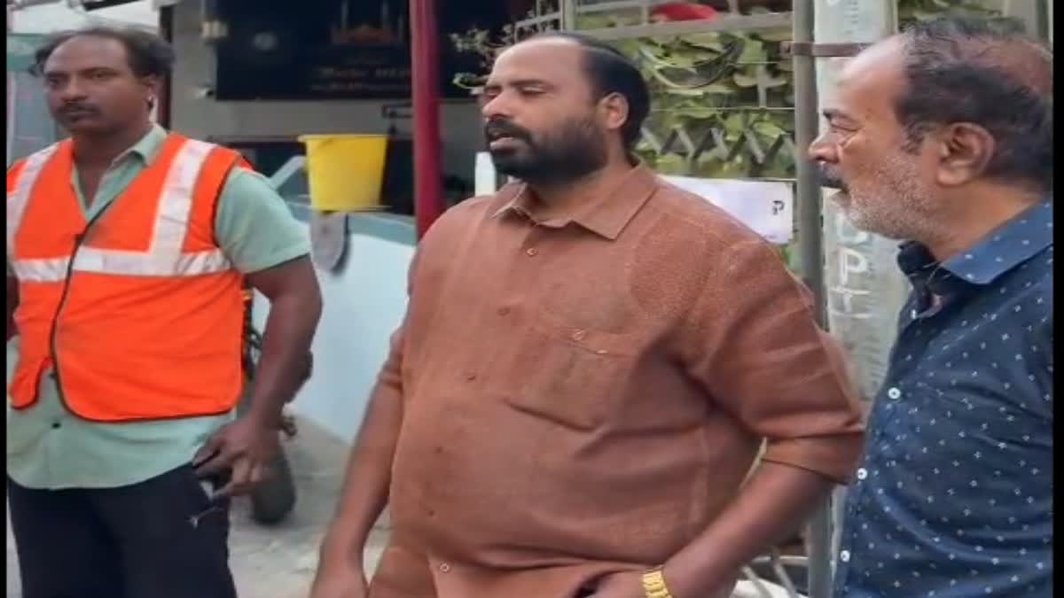 விசில் சின்னத்தால் வந்த வினை? தூய்மைப் பணியாளரின் விசிலை பறித்த கவுன்சிலர்..!