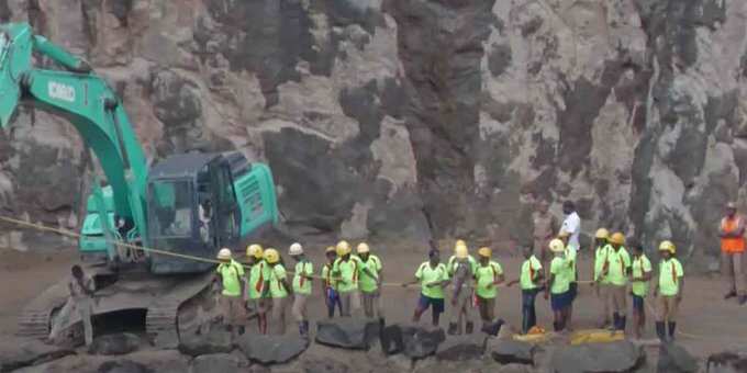 கல்குவாரி விபத்து: மீட்பு பணி நிறுத்தம்; உரிமையாளர் கைது!!