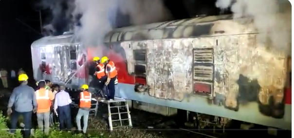 நள்ளிரவில் ரயிலில் திடீர் தீ விபத்து.. அலறி அடித்து ஓடிய பயணிகள்.. தெலங்கானாவில் பதற்றம்..