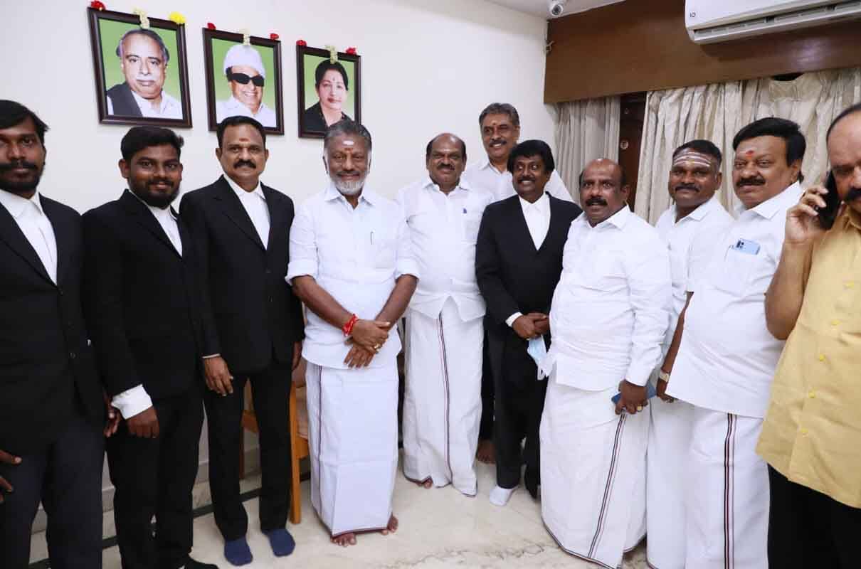 நாளை நமதே! சொன்னபடியே தீர்ப்பு! வழக்கறிஞர் குழுவுடன் ஓபிஎஸ் மகிழ்ச்சி