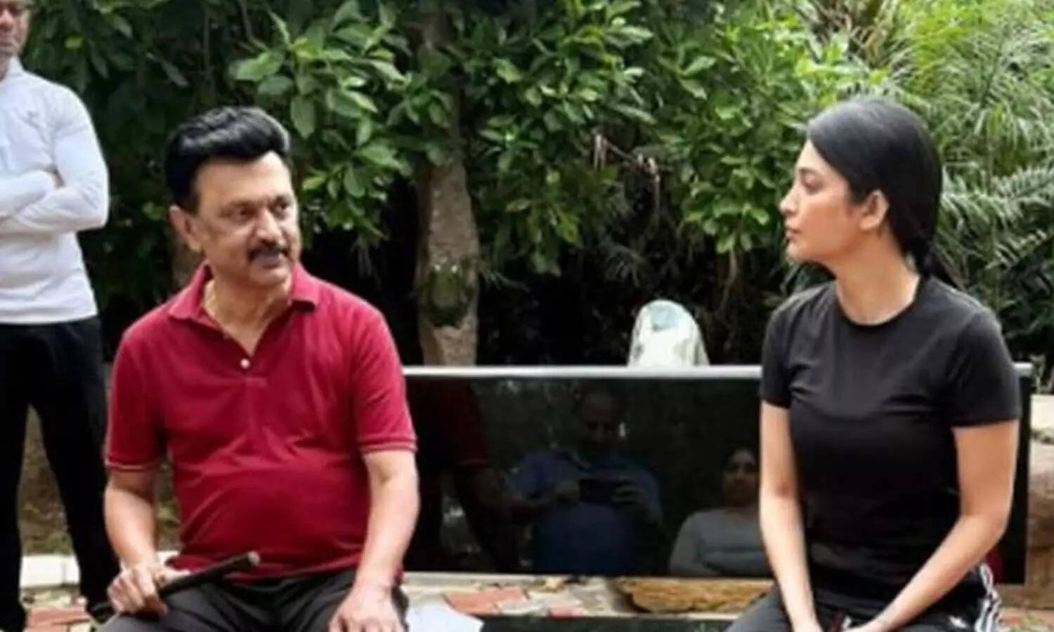 'எப்படி மா இருக்கு park-லாம்?' CM Walking போது திடீரென வந்த Shruti Haasan..!