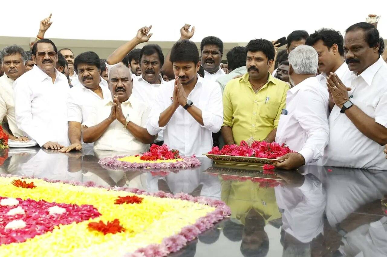 அண்ணா, கலைஞர் நினைவிடத்தில் மரியாதை செலுத்திய உதயநிதி..