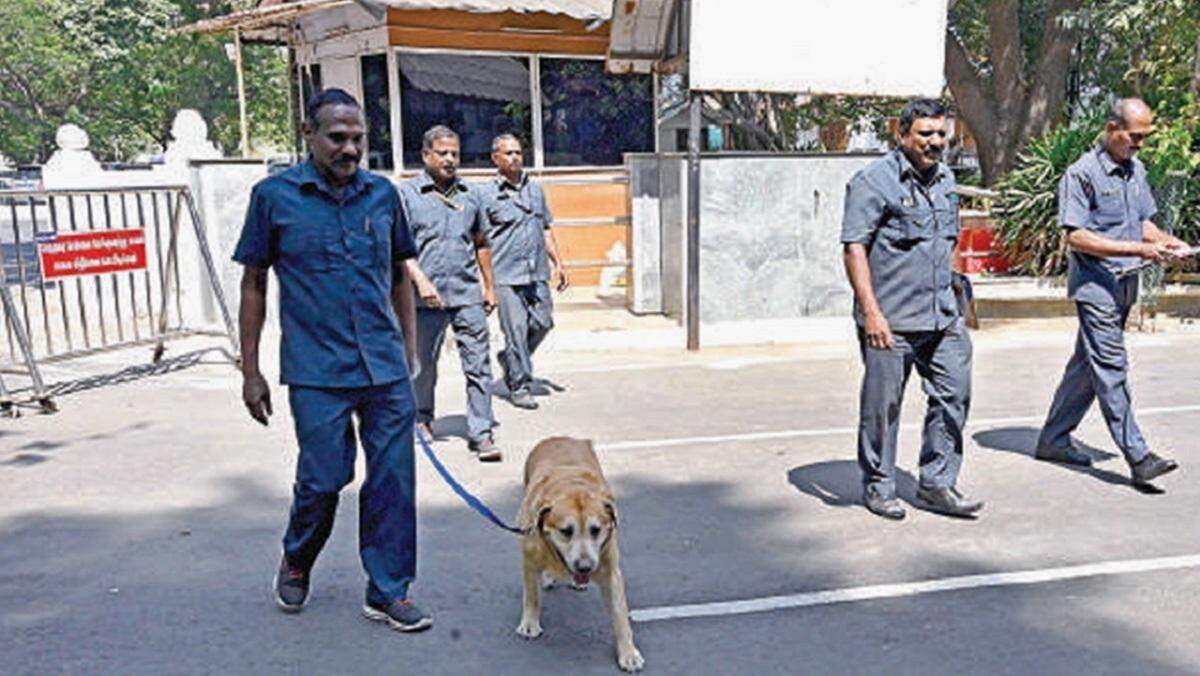 சென்னையில் பரபரப்பு..! ஆளுநர் மாளிகை மற்றும் தலைமைச் செயலகத்துக்கு வெடிகுண்டு மிரட்டல்!