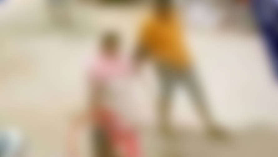 கணவனின் தலையை வெட்டி கையில் எடுத்துக்கொண்டு சாலையில் சென்ற பெண்