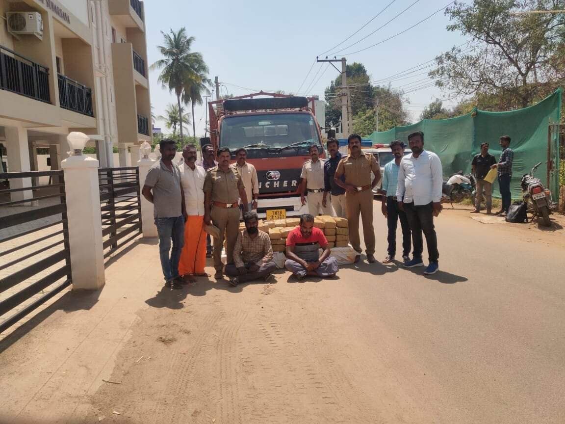 மதுரையில் சரக்கு வேனில் கடத்திவந்த 951 கிலோ கஞ்சா பறிமுதல் - இருவர் கைது!
