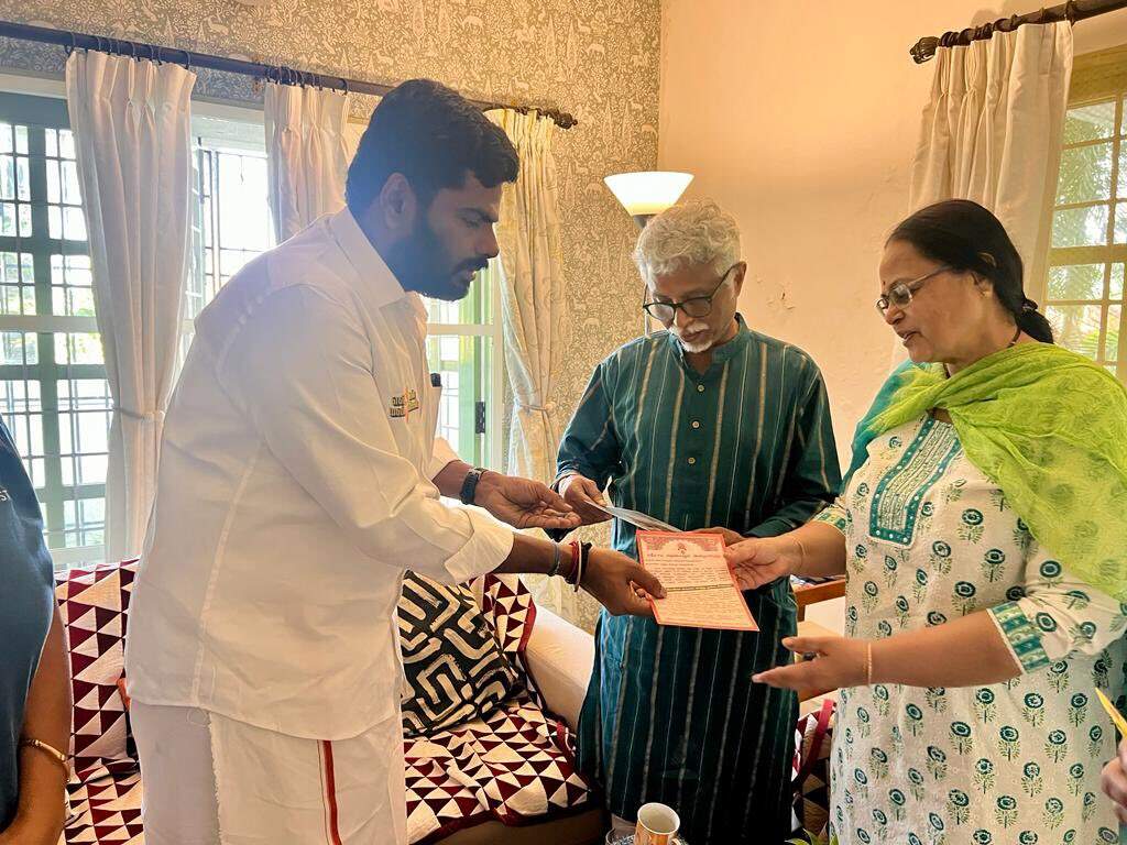 பொதுமக்களுக்கு ராமர் கோவில் கும்பாபிஷேக அழைப்பிதழை வழங்கினார் அண்ணாமலை